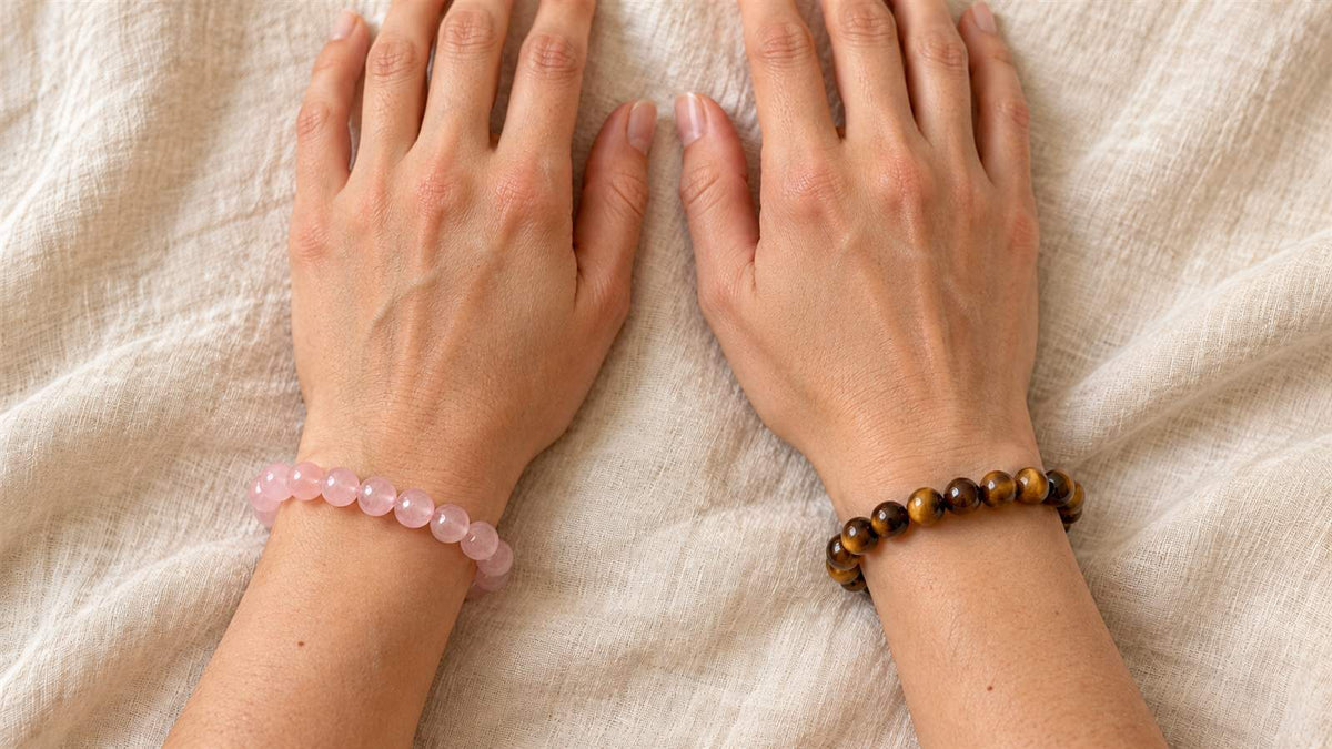 bracelets pierres aux différents poignets