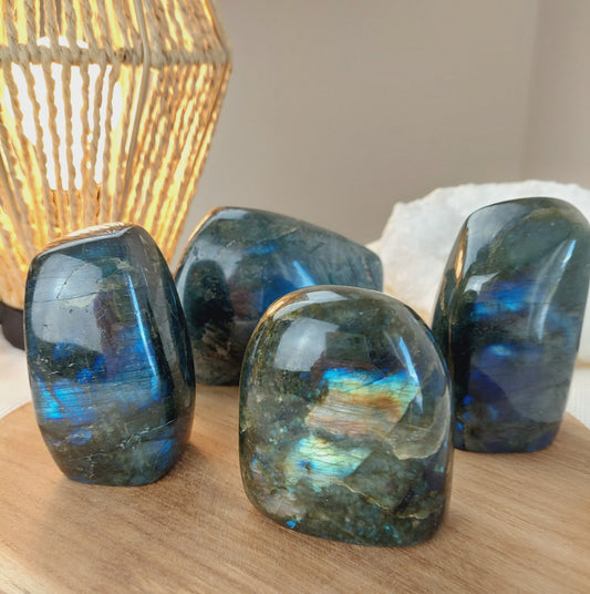 Labradorite : vertus, bienfaits et comment l'utiliser (guide complet)