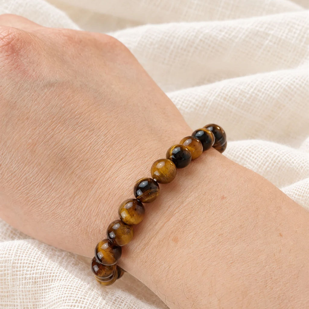 Bracelet œil de tigre porté au poignet